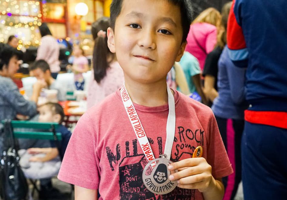 Юный спортсмен со своей эксклюзивной медалью