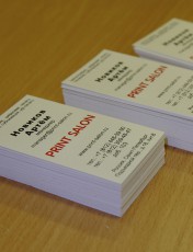 Фирменные визитки на плотной белой бумаге