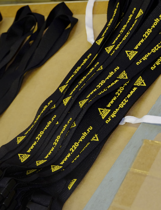 логотип на лентах