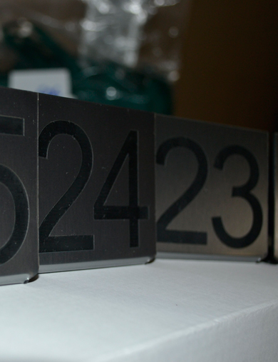 Таблички с номерами столов